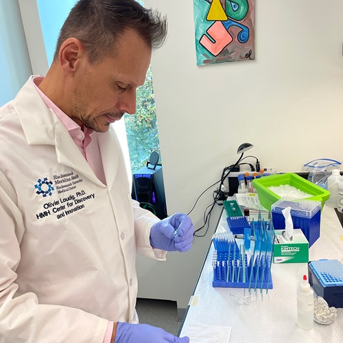 CDI Researcher Loudig in the lab